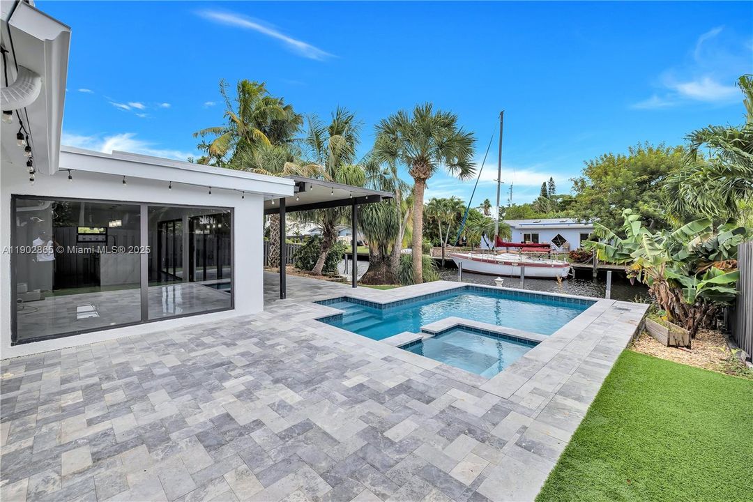 For Sale: $1,395,000 (3 beds, 2 baths, 1939 Square Feet)