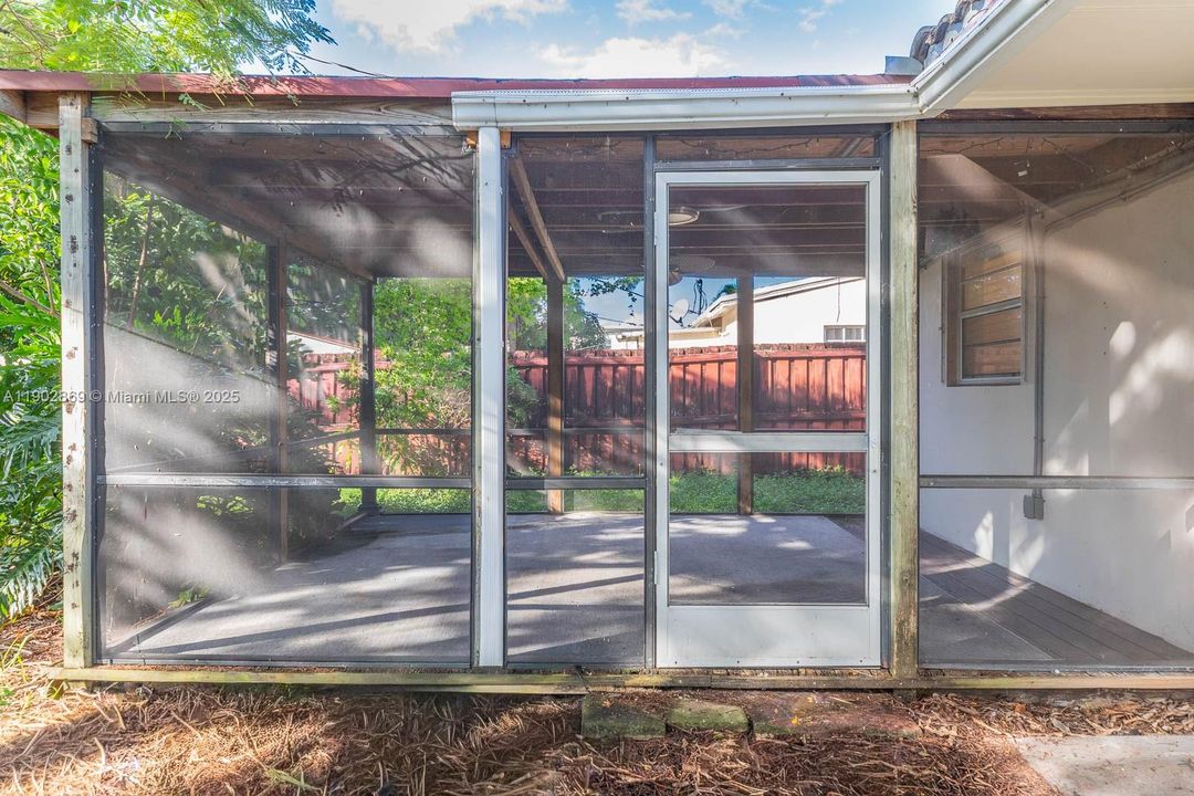 For Rent: $3,395 (3 beds, 2 baths, 1012 Square Feet)