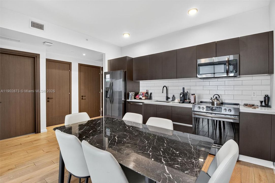 待售: $1,139,000 (1 贝兹, 1 浴室, 626 平方英尺)