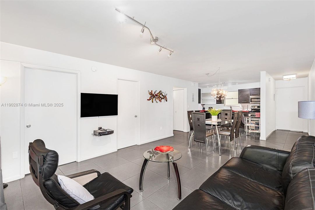 For Rent: $2,290 (2 beds, 1 baths, 817 Square Feet)