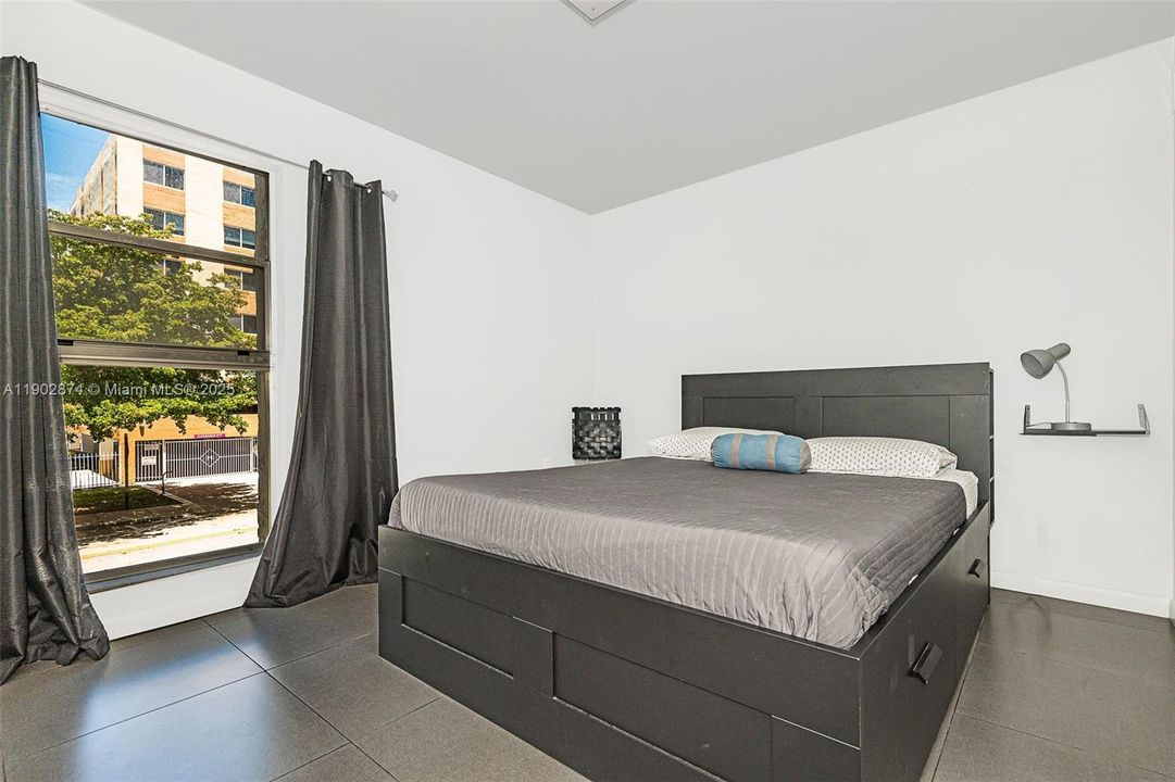 For Rent: $2,290 (2 beds, 1 baths, 817 Square Feet)