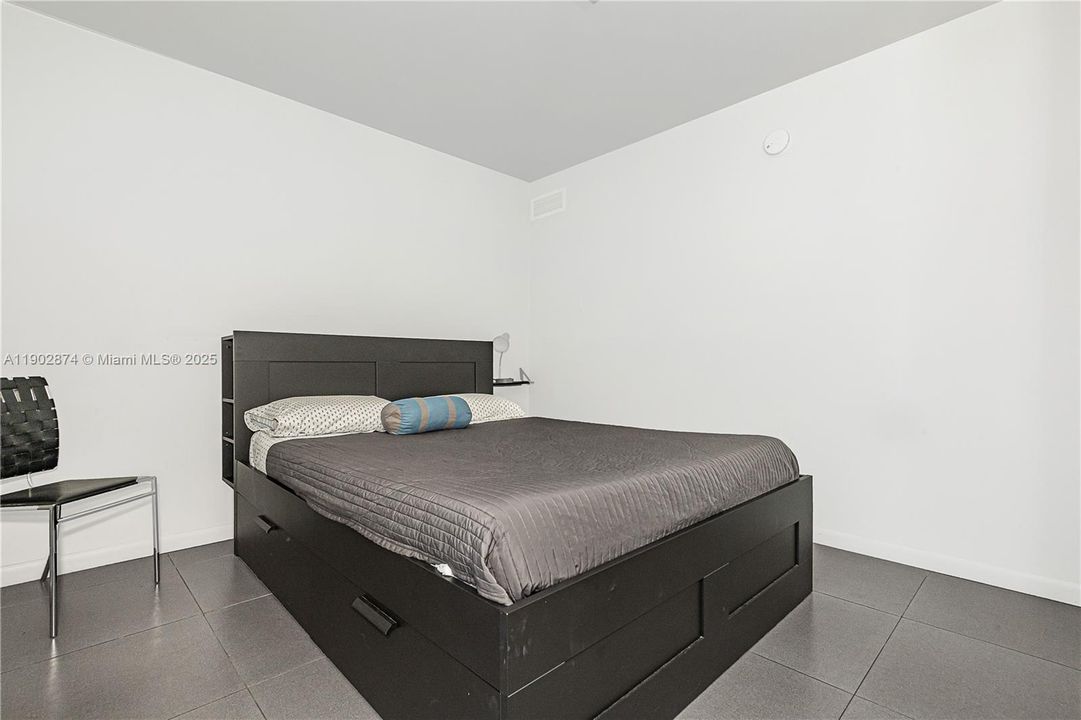 For Rent: $2,290 (2 beds, 1 baths, 817 Square Feet)
