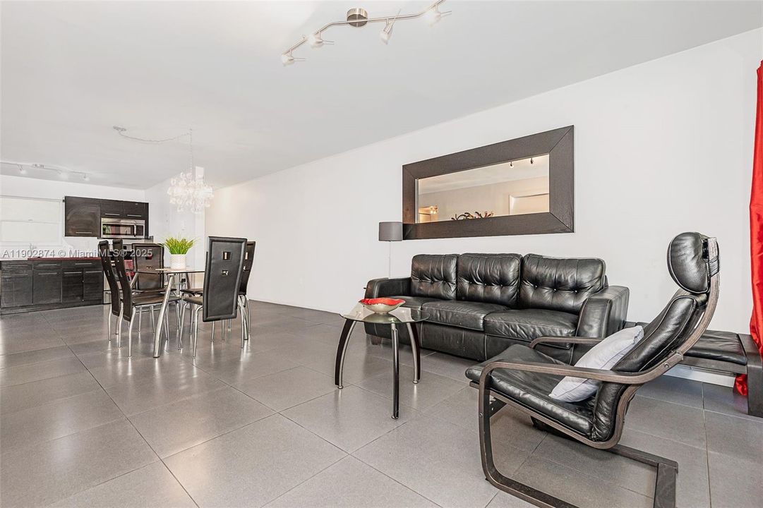 For Rent: $2,290 (2 beds, 1 baths, 817 Square Feet)