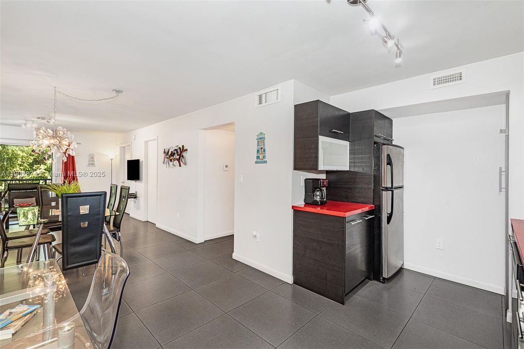 For Rent: $2,290 (2 beds, 1 baths, 817 Square Feet)