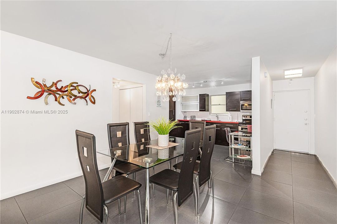 For Rent: $2,290 (2 beds, 1 baths, 817 Square Feet)