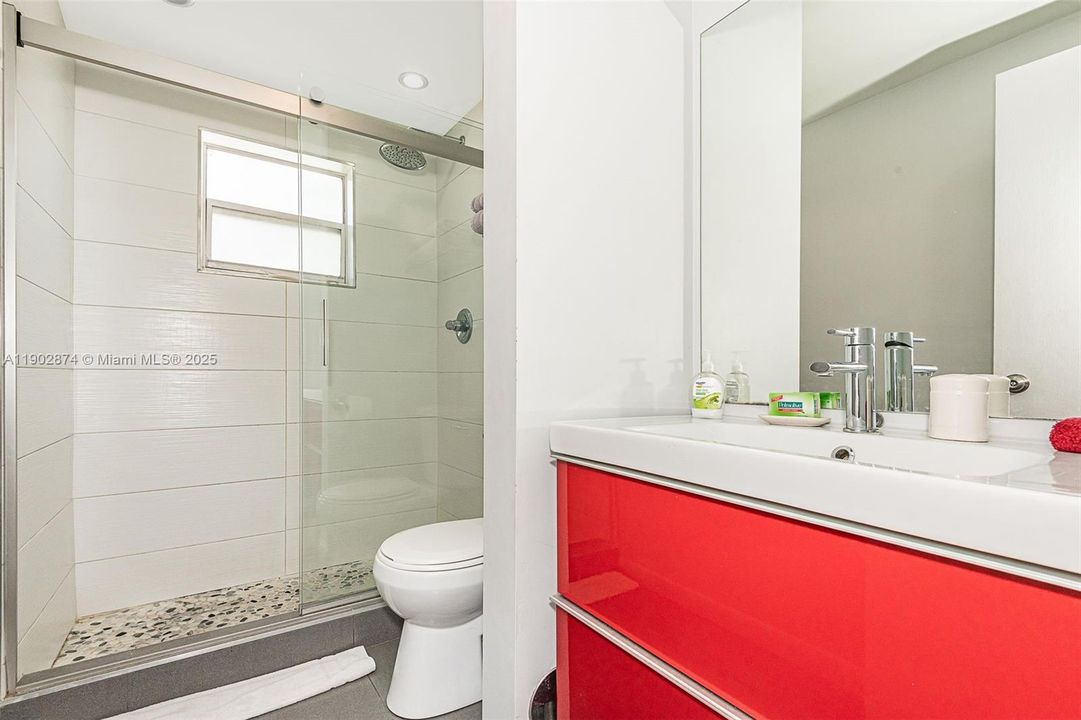 For Rent: $2,290 (2 beds, 1 baths, 817 Square Feet)