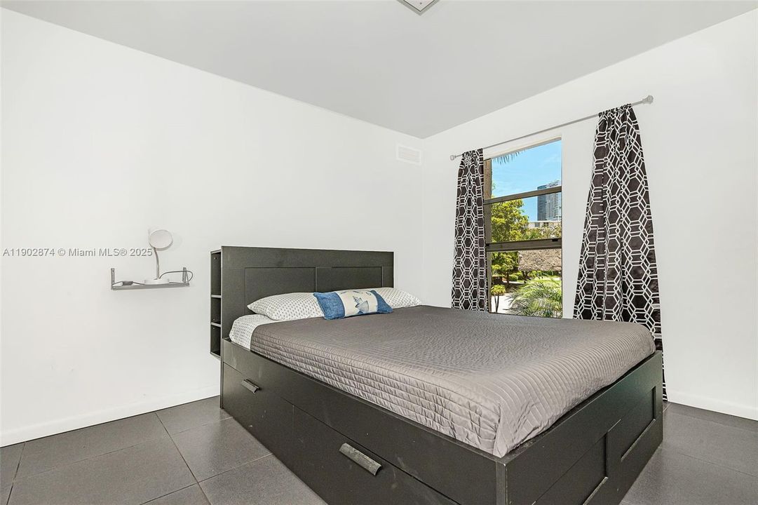 For Rent: $2,290 (2 beds, 1 baths, 817 Square Feet)