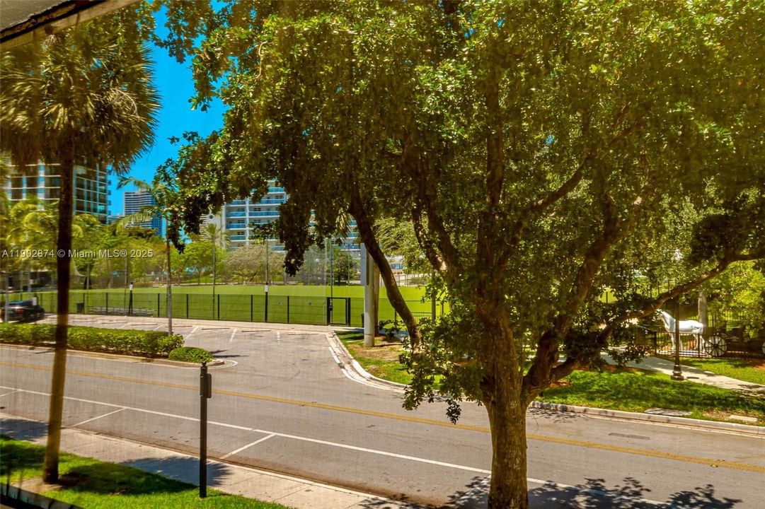 For Rent: $2,290 (2 beds, 1 baths, 817 Square Feet)