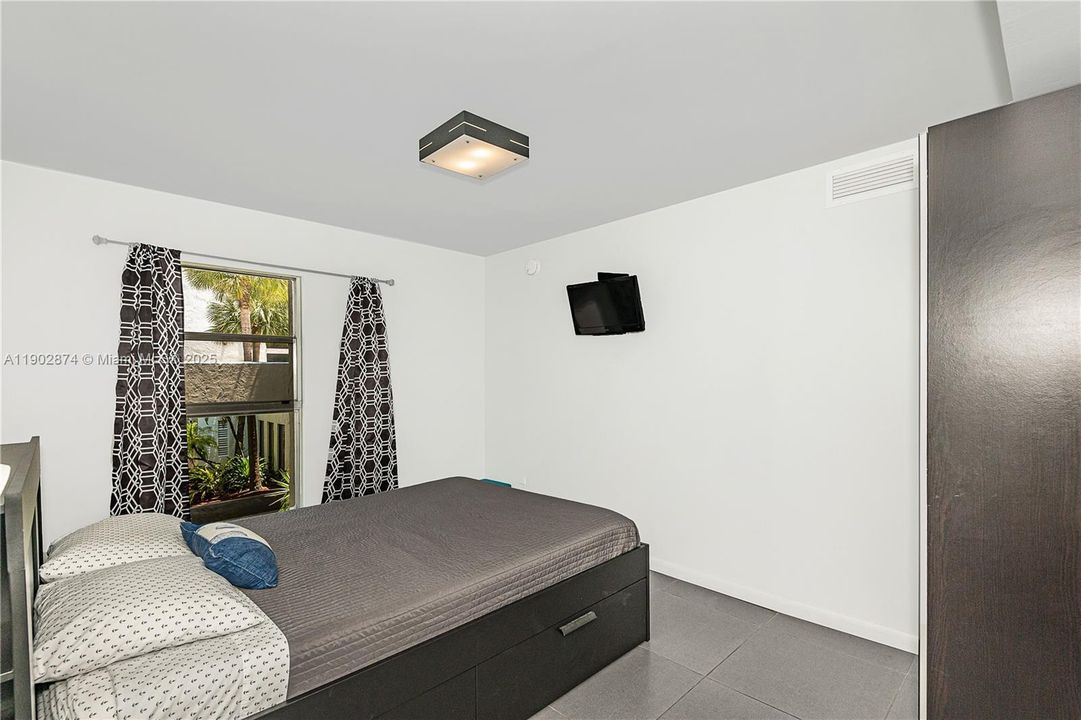 For Rent: $2,290 (2 beds, 1 baths, 817 Square Feet)