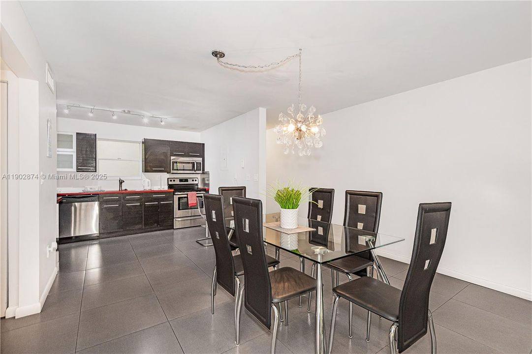 For Rent: $2,290 (2 beds, 1 baths, 817 Square Feet)