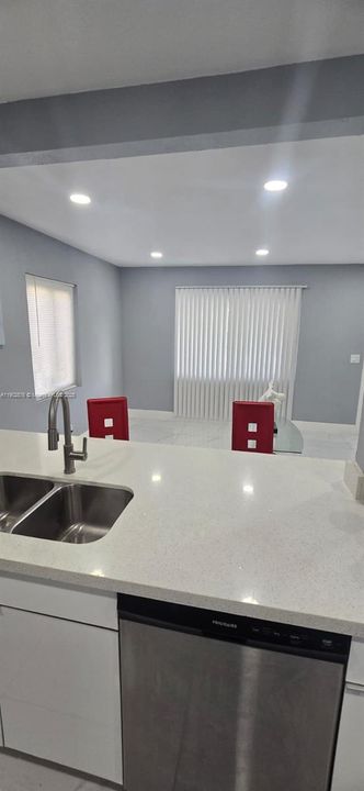 Active With Contract: $2,600 (2 beds, 1 baths, 1107 Square Feet)