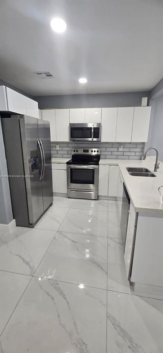 Active With Contract: $2,600 (2 beds, 1 baths, 1107 Square Feet)