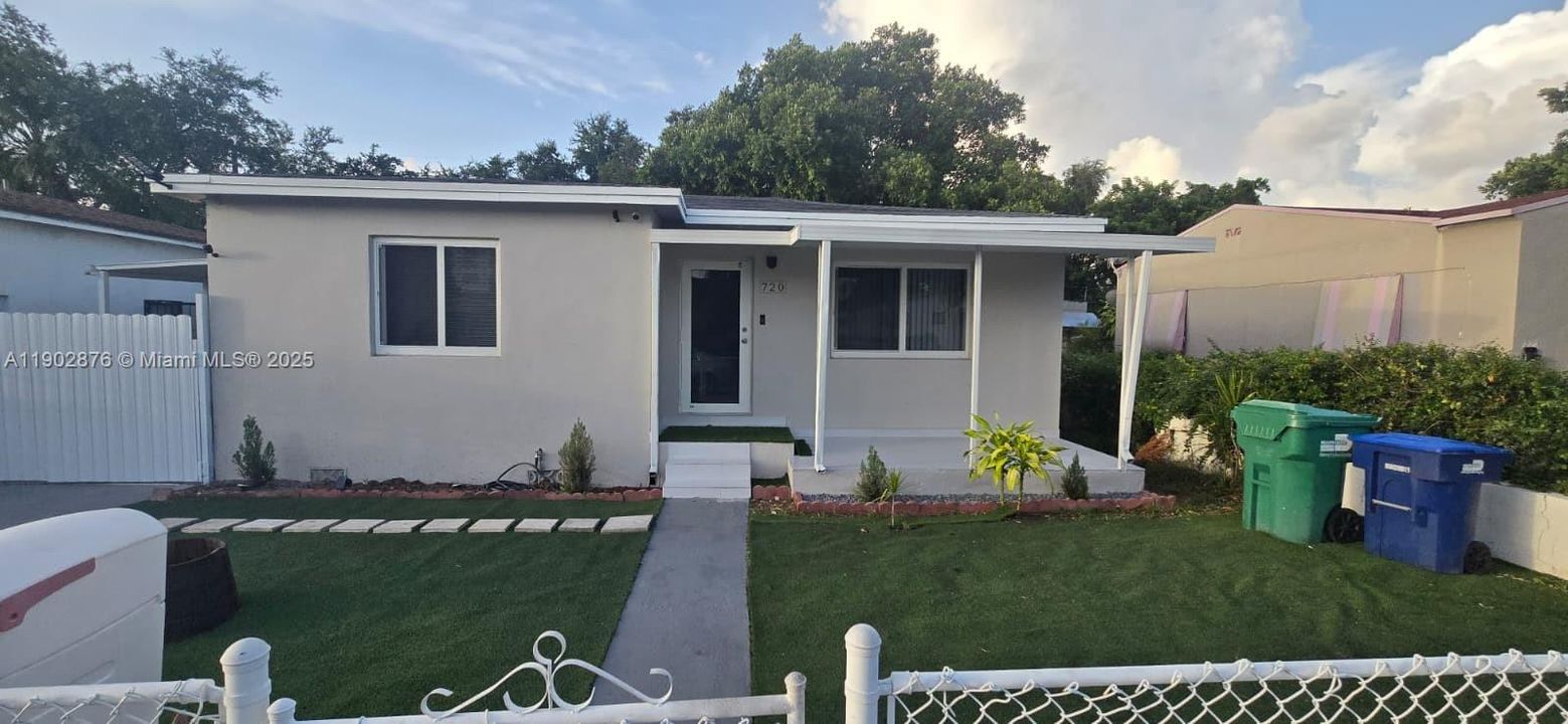 Active With Contract: $2,600 (2 beds, 1 baths, 1107 Square Feet)