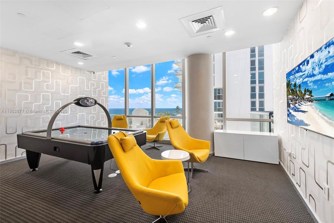 For Sale: $2,448,000 (2 beds, 3 baths, 1487 Square Feet)