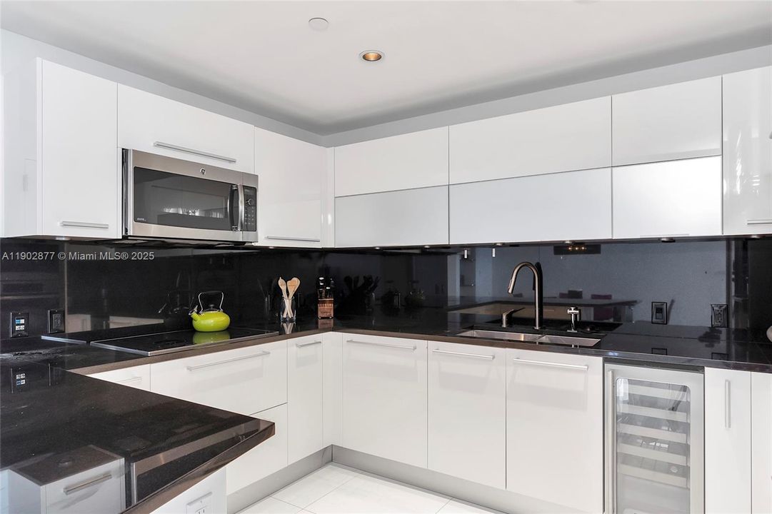 For Sale: $2,448,000 (2 beds, 3 baths, 1487 Square Feet)