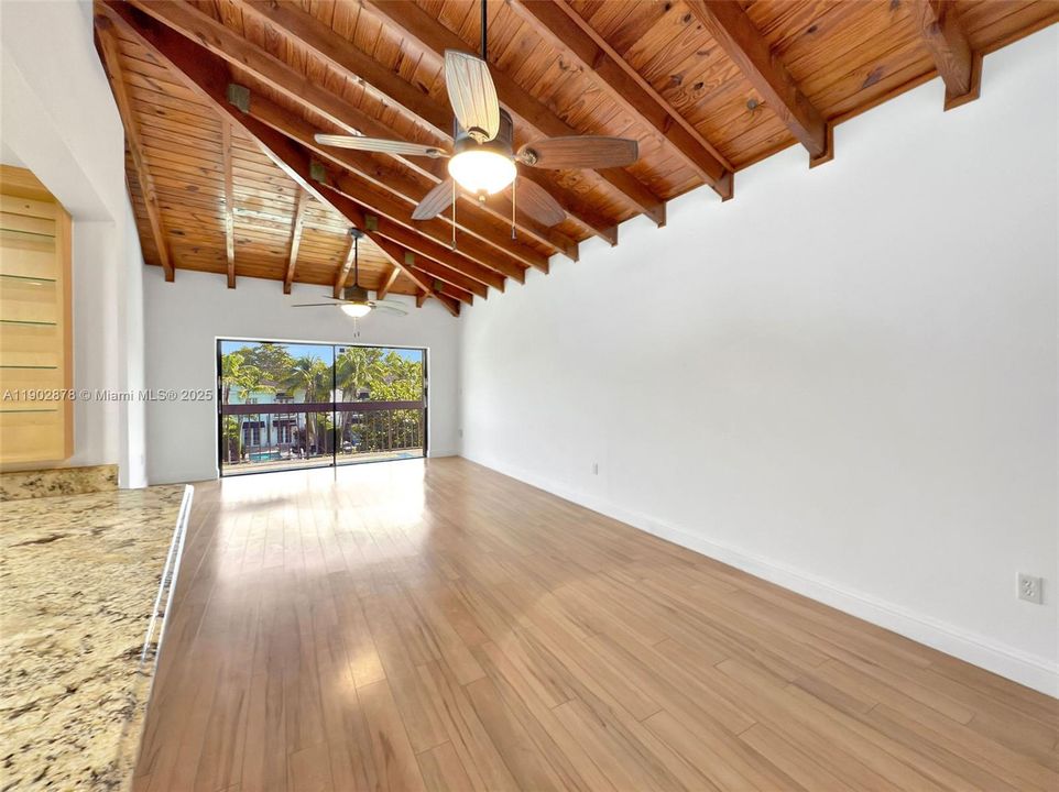 For Sale: $625,000 (2 beds, 2 baths, 1038 Square Feet)