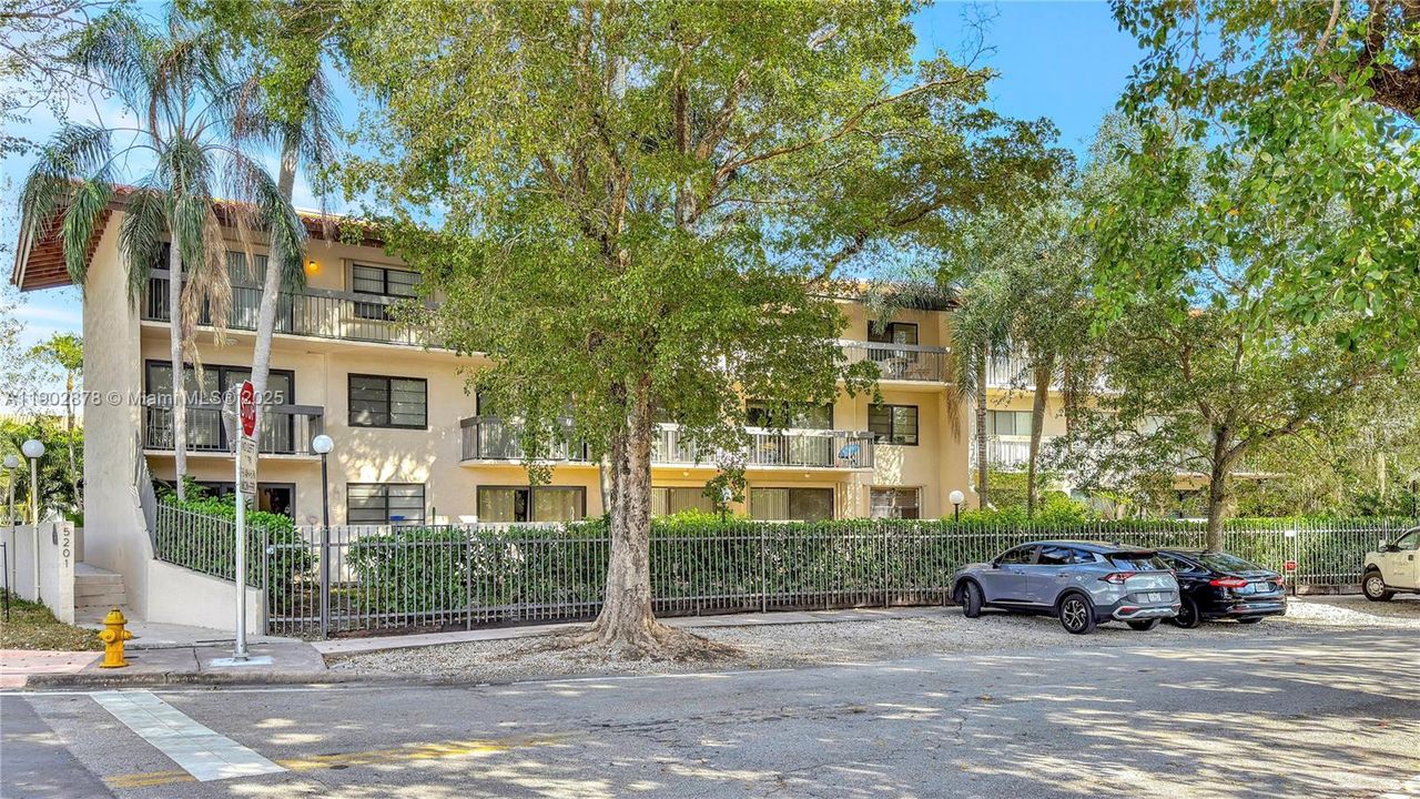 For Sale: $625,000 (2 beds, 2 baths, 1038 Square Feet)