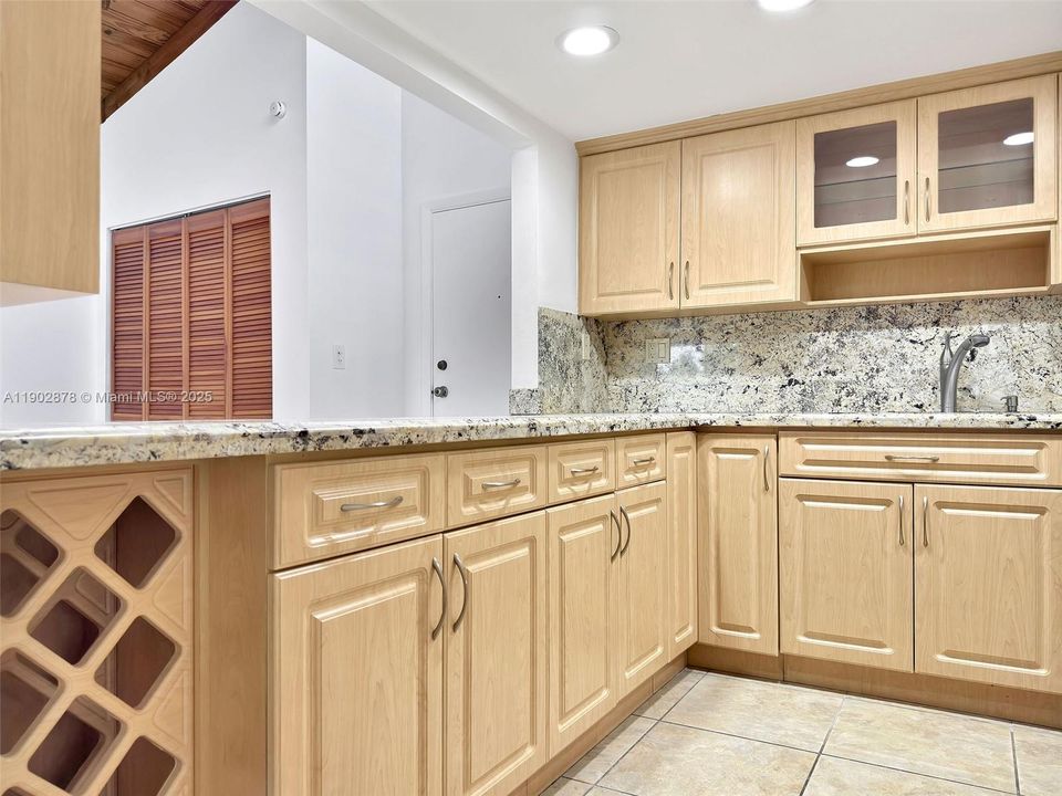 For Sale: $625,000 (2 beds, 2 baths, 1038 Square Feet)