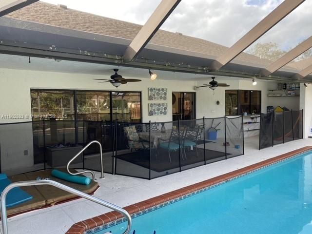 出租: $8,000 (4 贝兹, 2 浴室, 2421 平方英尺)