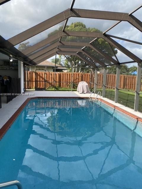 出租: $8,000 (4 贝兹, 2 浴室, 2421 平方英尺)