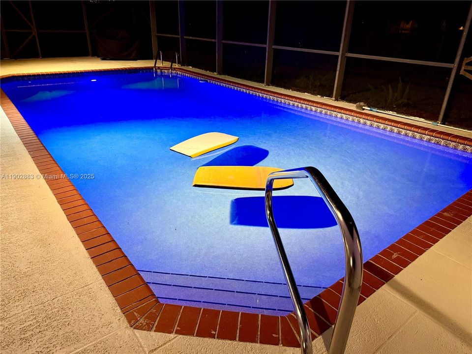 出租: $8,000 (4 贝兹, 2 浴室, 2421 平方英尺)