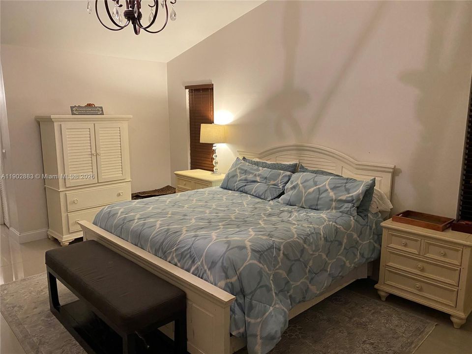 出租: $8,000 (4 贝兹, 2 浴室, 2421 平方英尺)