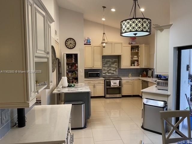 出租: $8,000 (4 贝兹, 2 浴室, 2421 平方英尺)