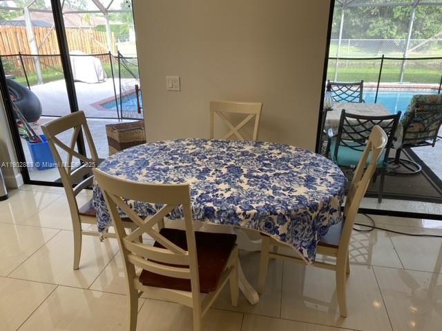 出租: $8,000 (4 贝兹, 2 浴室, 2421 平方英尺)