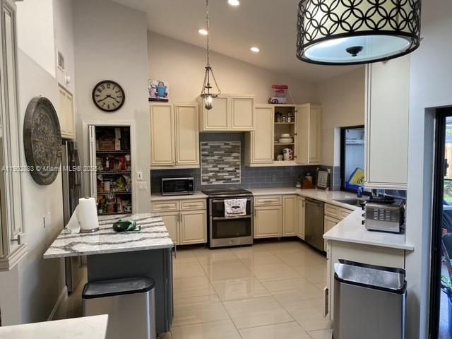 出租: $8,000 (4 贝兹, 2 浴室, 2421 平方英尺)