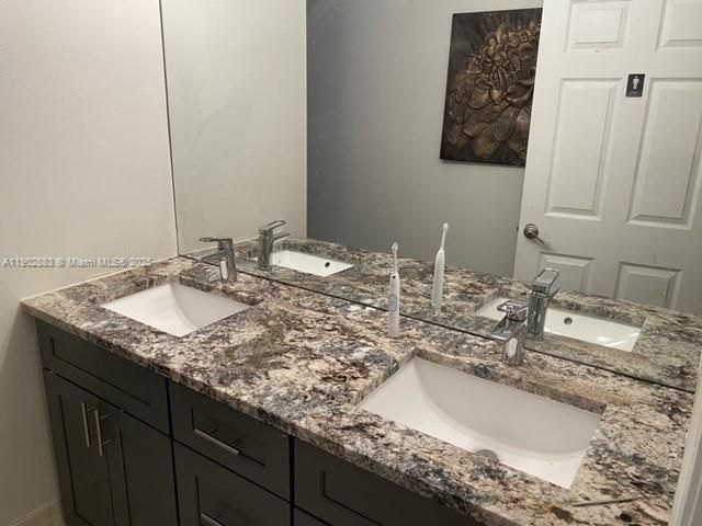 出租: $8,000 (4 贝兹, 2 浴室, 2421 平方英尺)