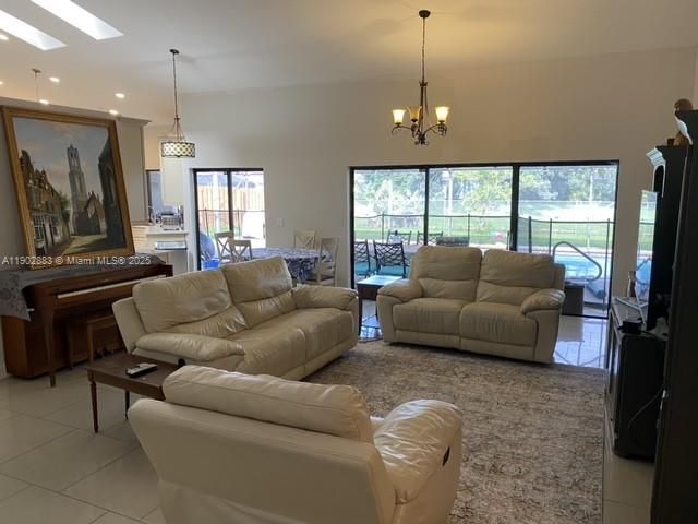 出租: $8,000 (4 贝兹, 2 浴室, 2421 平方英尺)