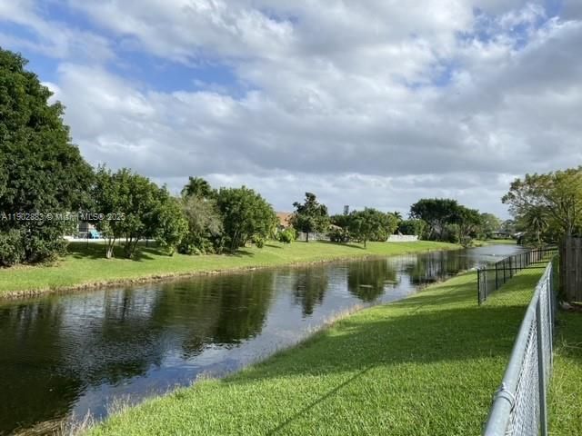 出租: $8,000 (4 贝兹, 2 浴室, 2421 平方英尺)