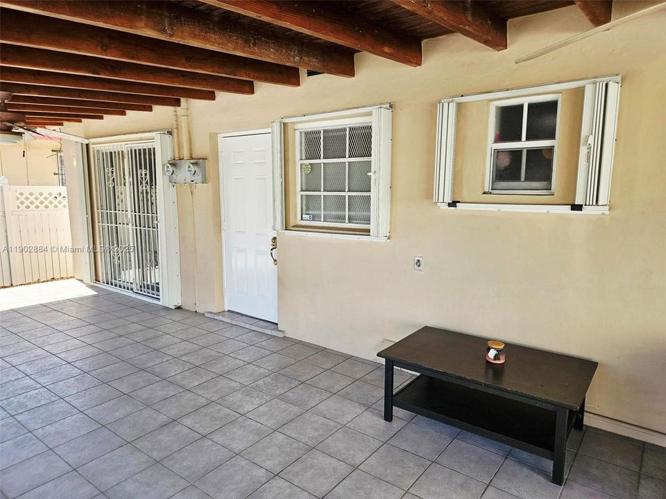 Recently Rented: $2,450 (2 beds, 1 baths, 2279 Square Feet)