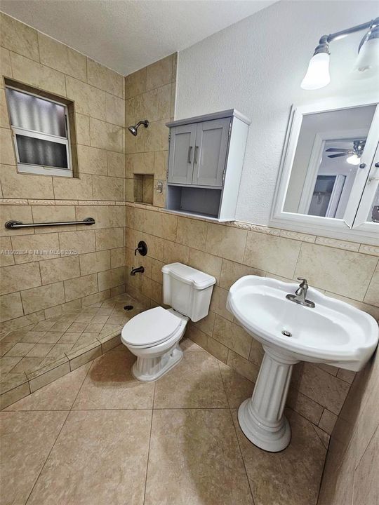 Recently Rented: $2,450 (2 beds, 1 baths, 2279 Square Feet)