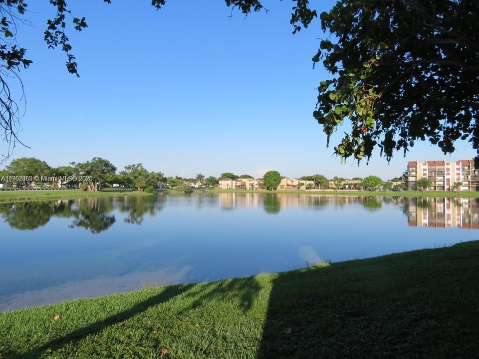 Active With Contract: $2,400 (2 beds, 2 baths, 1520 Square Feet)