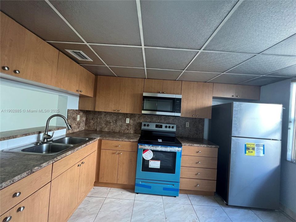 Active With Contract: $2,400 (2 beds, 2 baths, 1520 Square Feet)