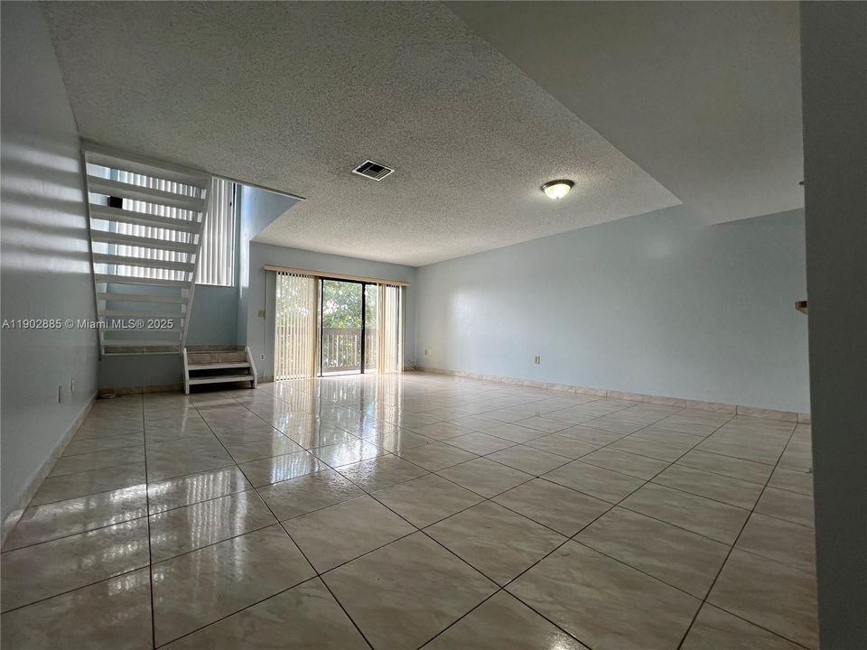 Active With Contract: $2,400 (2 beds, 2 baths, 1520 Square Feet)
