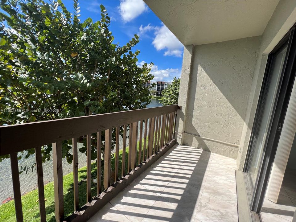 Active With Contract: $2,400 (2 beds, 2 baths, 1520 Square Feet)