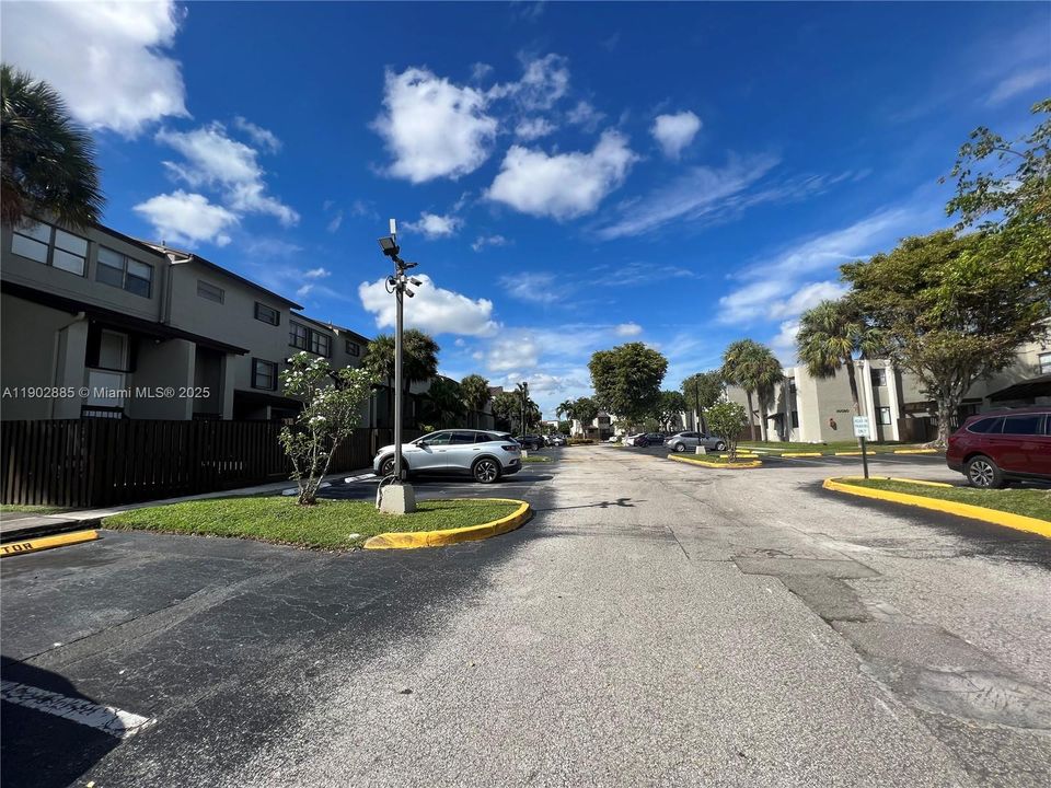 Active With Contract: $2,400 (2 beds, 2 baths, 1520 Square Feet)
