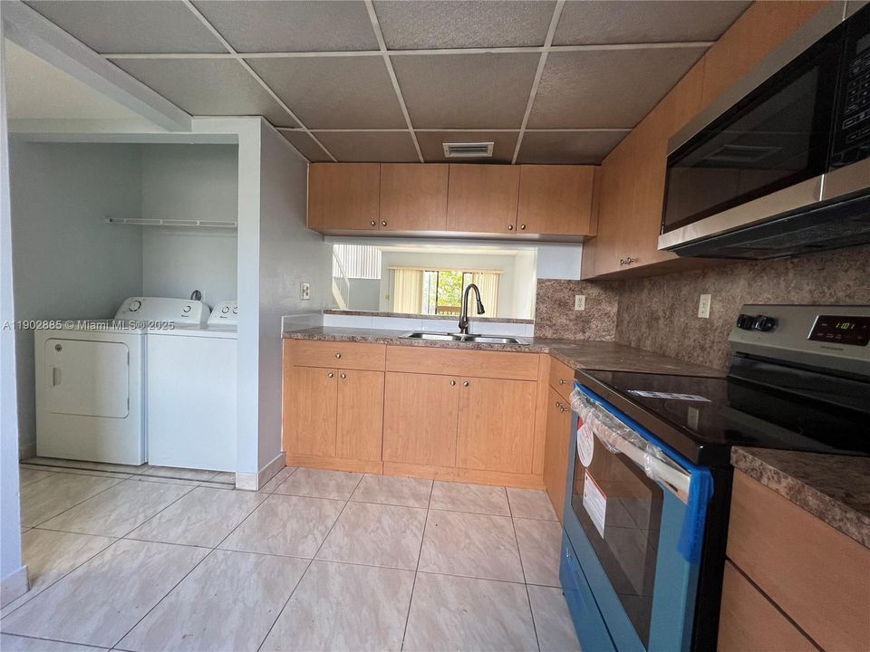 Active With Contract: $2,400 (2 beds, 2 baths, 1520 Square Feet)