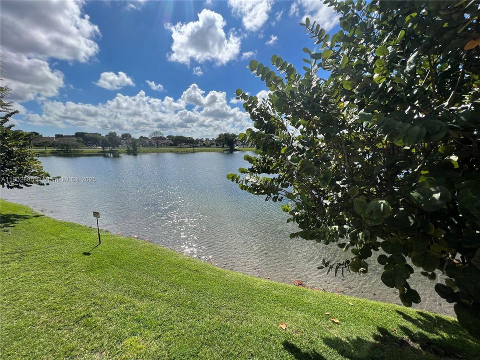 Active With Contract: $2,400 (2 beds, 2 baths, 1520 Square Feet)