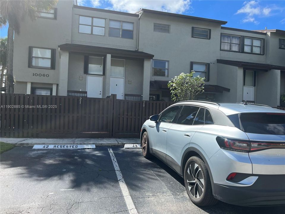 Active With Contract: $2,400 (2 beds, 2 baths, 1520 Square Feet)