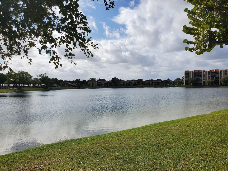 Active With Contract: $2,400 (2 beds, 2 baths, 1520 Square Feet)