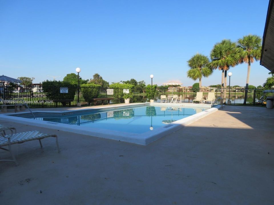 Active With Contract: $2,400 (2 beds, 2 baths, 1520 Square Feet)
