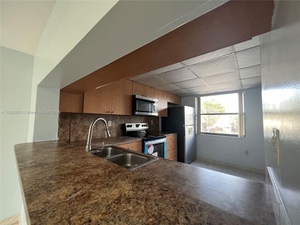 Active With Contract: $2,400 (2 beds, 2 baths, 1520 Square Feet)