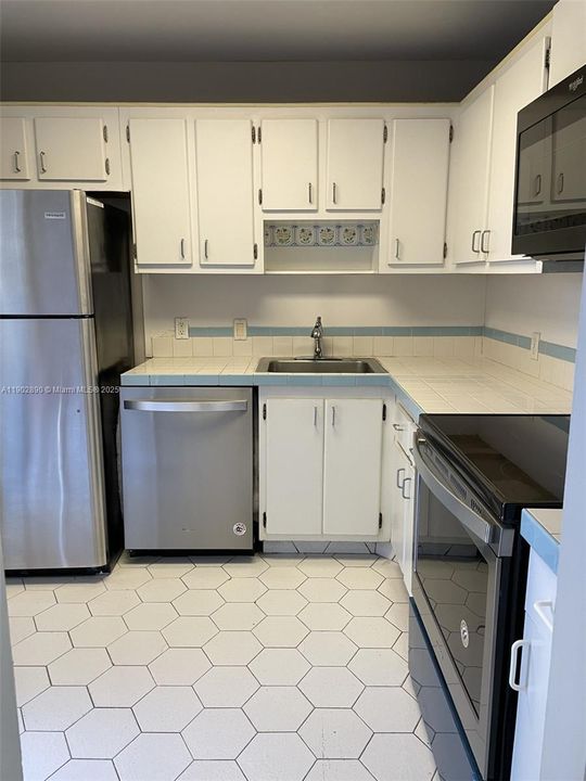 For Rent: $1,700 (1 beds, 1 baths, 741 Square Feet)