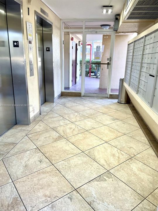 For Rent: $1,700 (1 beds, 1 baths, 741 Square Feet)