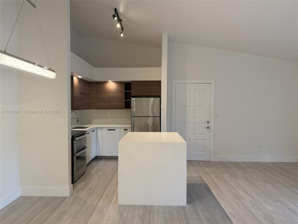 合同活跃: $390,000 (3 贝兹, 2 浴室, 1239 平方英尺)