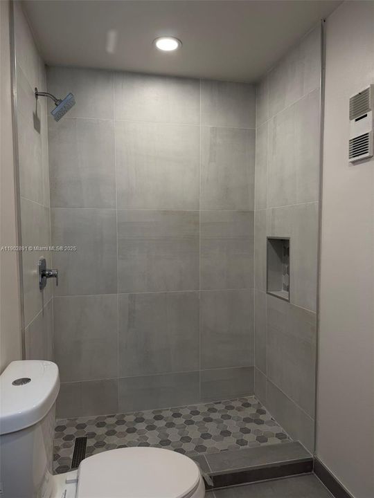 合同活跃: $390,000 (3 贝兹, 2 浴室, 1239 平方英尺)