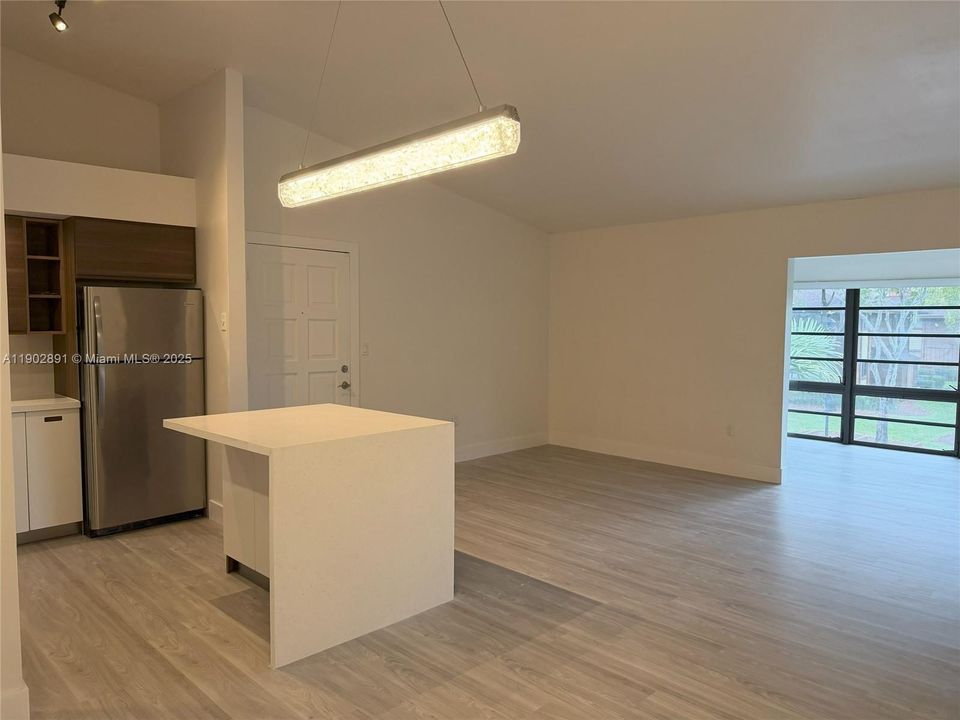 合同活跃: $390,000 (3 贝兹, 2 浴室, 1239 平方英尺)